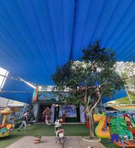 Mái Xếp Khu Vui Chơi Trẻ Em – Giải Pháp Tiện Lợi và An Toàn Cho Không Gian Ngoài Trời