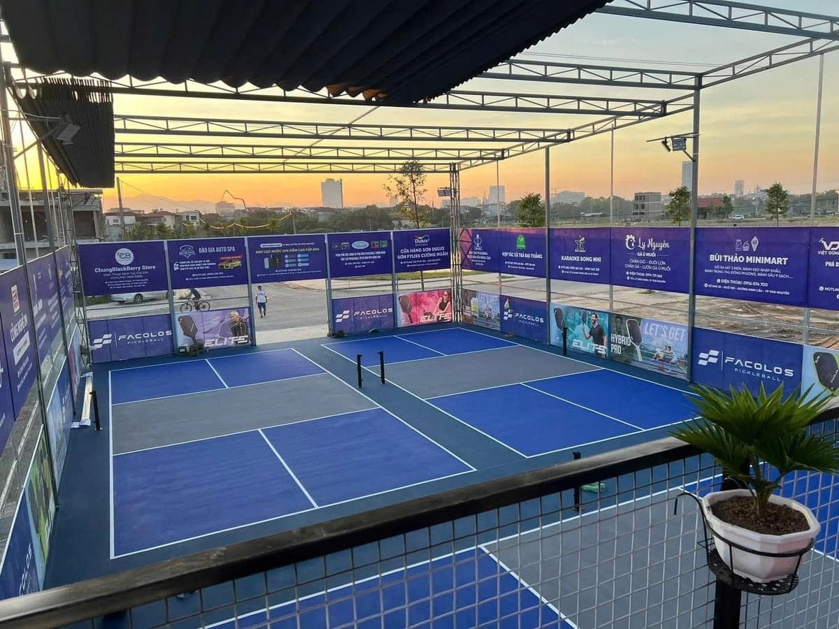 Thi Công Mái Bạt Kéo Sân Pickleball