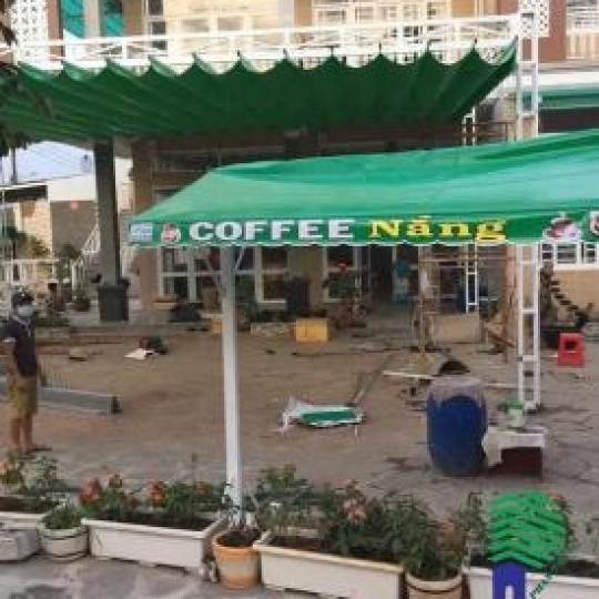Mái Xếp Quán Cà Phê – Giải Pháp Tiện Ích Cho Không Gian Kinh Doanh Ngoài Trời