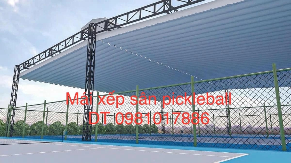 Mái xếp sân pickleball hiện đại che phủ toàn bộ sân chơi, tạo không gian lý tưởng.