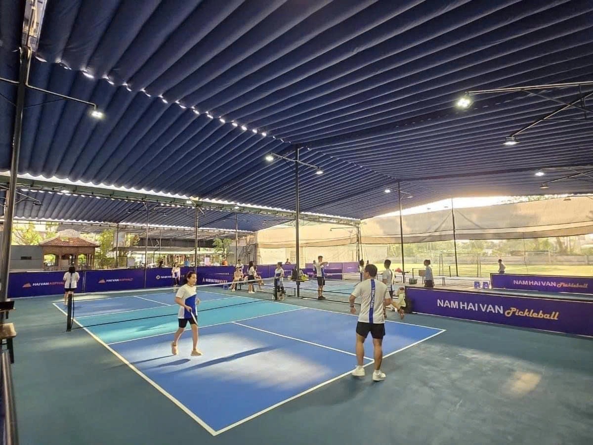 Công trình mái xếp sân pickleball vững chắc, đảm bảo an toàn và thẩm mỹ cao.