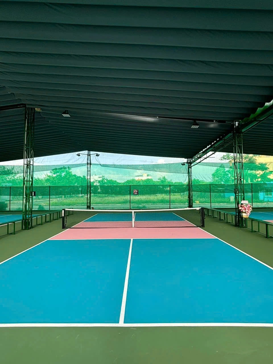 Mái che di động cho sân pickleball, linh hoạt bảo vệ người chơi khỏi nắng mưa.